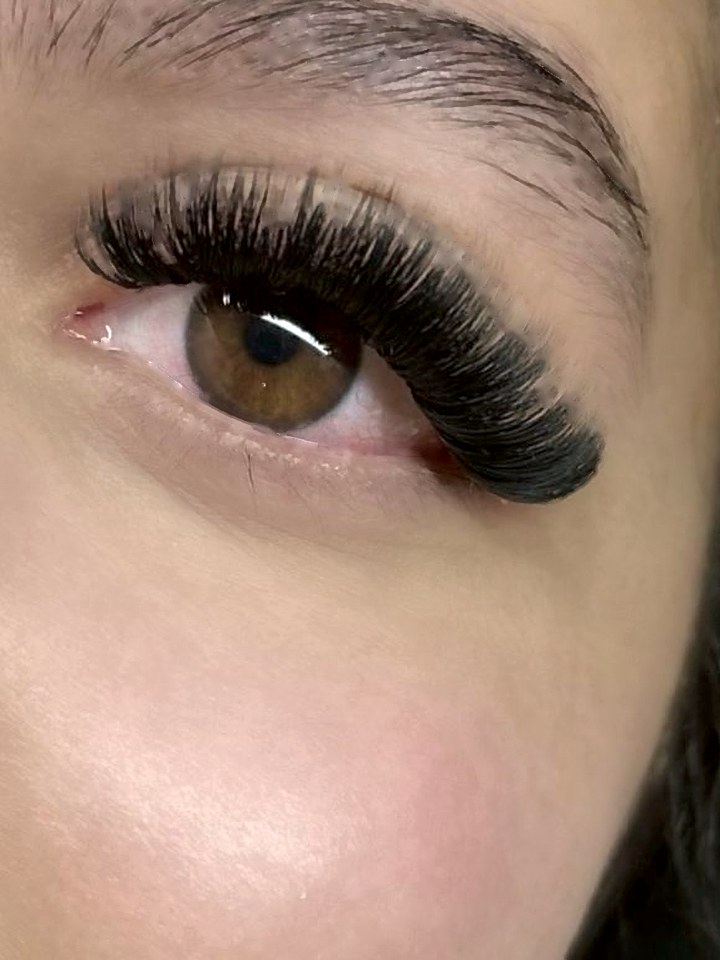 Pestañas de volumen – trabajo de LASHES by Eve